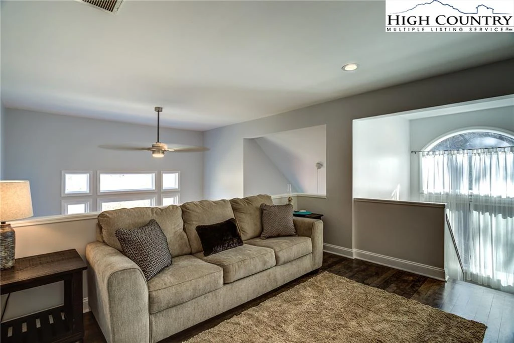 Image number 11 for the current listing