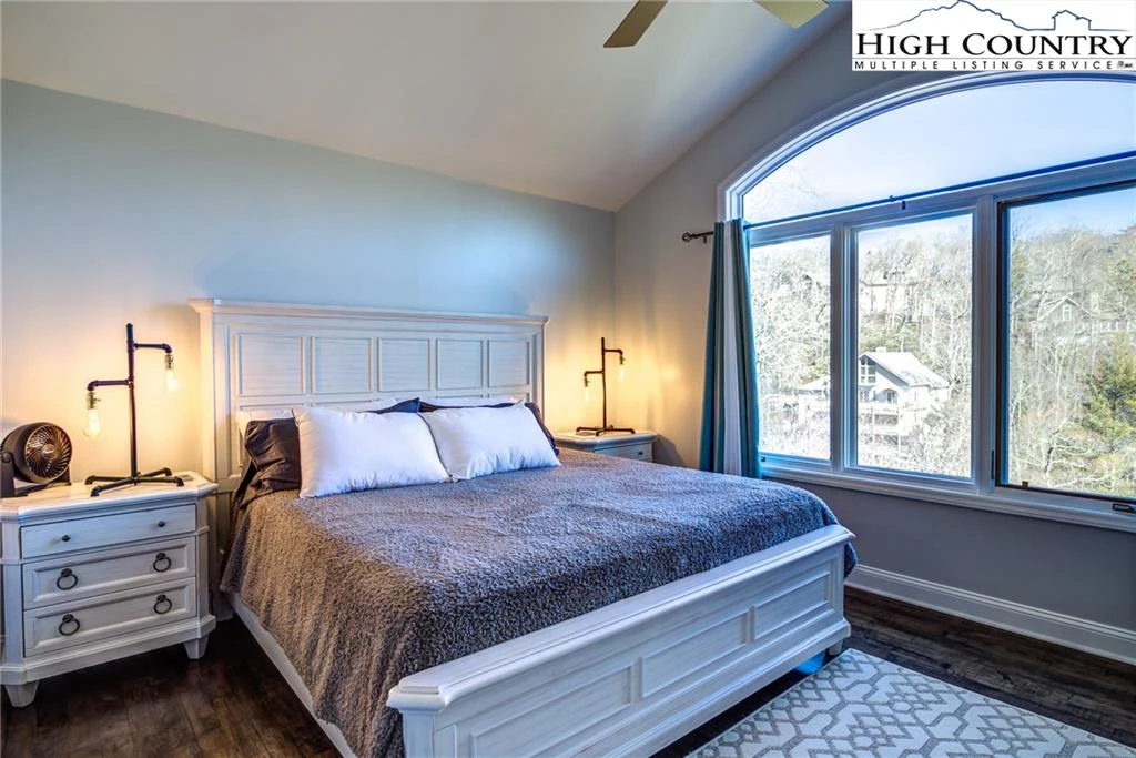 Image number 3 for the current listing