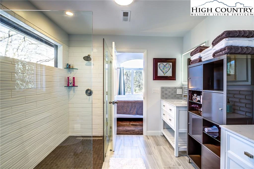 Image number 5 for the current listing