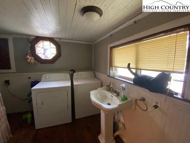 Image number 11 for the current listing