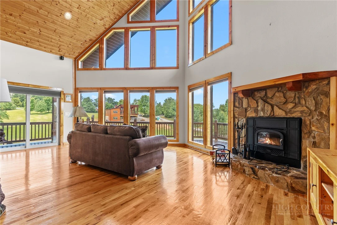 Image number 17 for the current listing