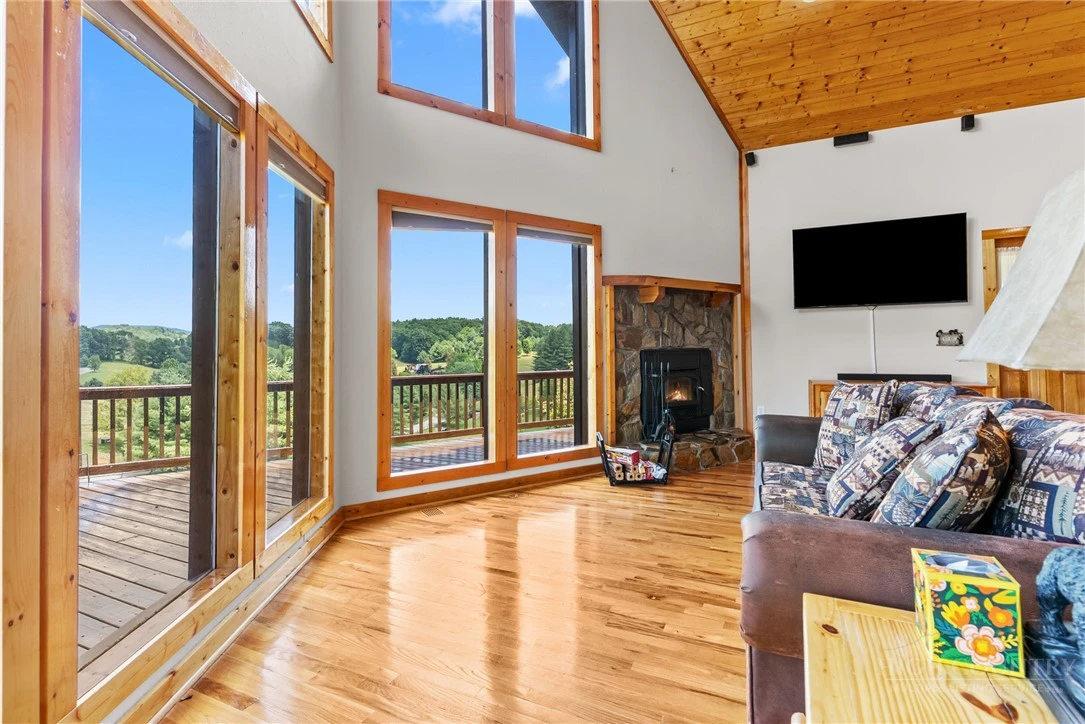 Image number 18 for the current listing