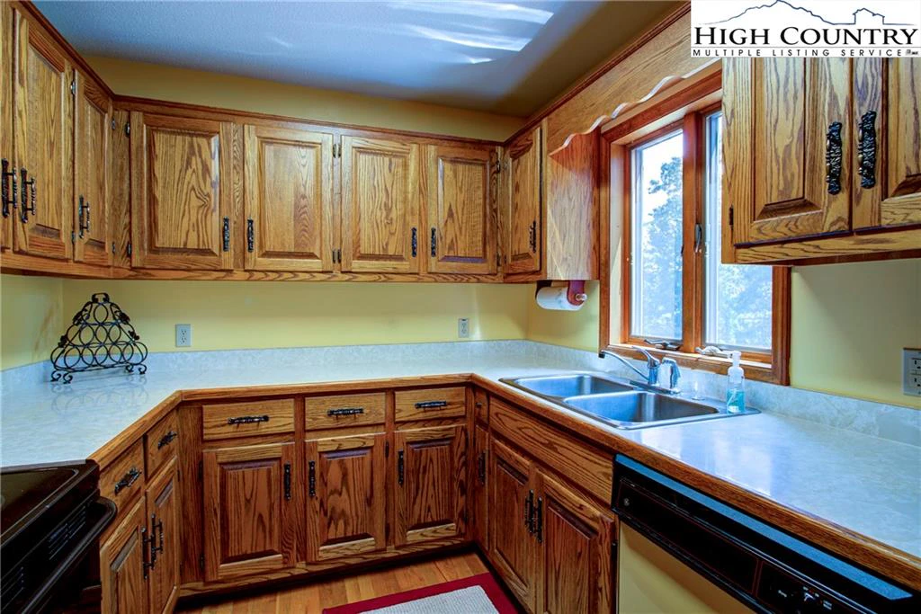 Image number 4 for the current listing