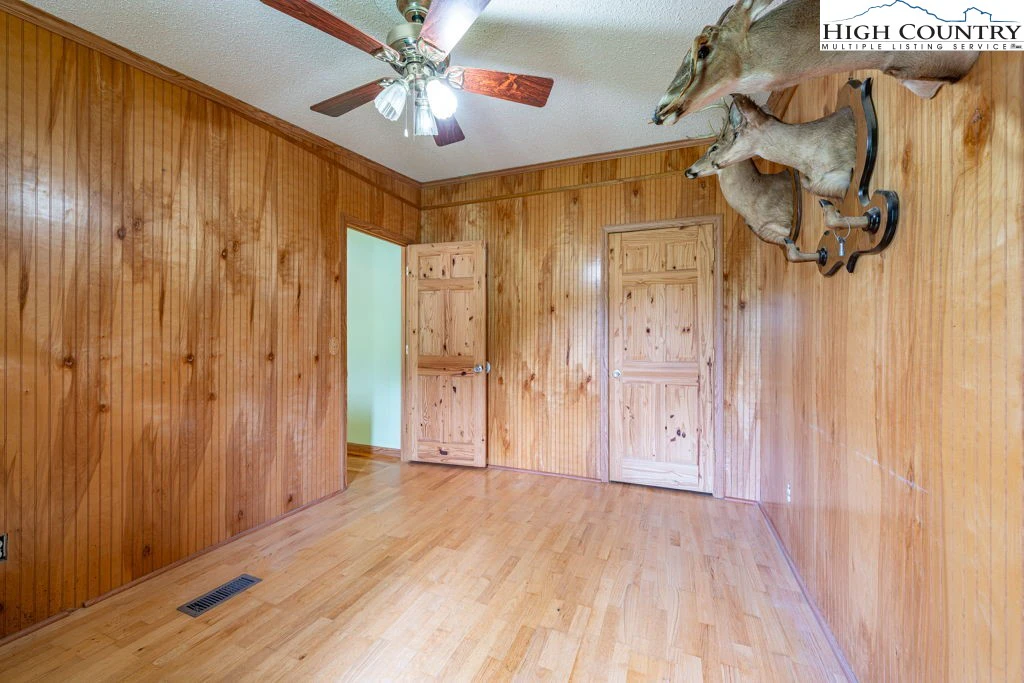 Image number 8 for the current listing