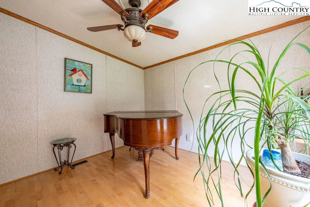Image number 9 for the current listing