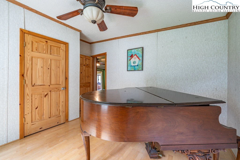 Image number 10 for the current listing