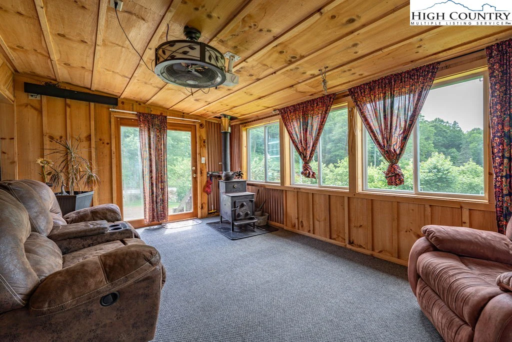 Image number 14 for the current listing