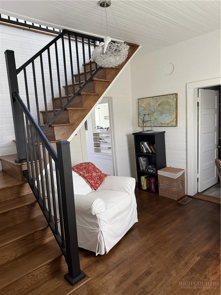 Image number 15 for the current listing