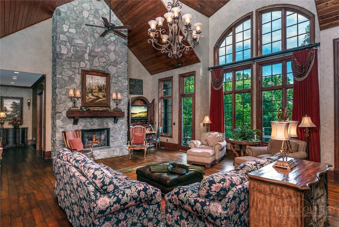 Image number 11 for the current listing