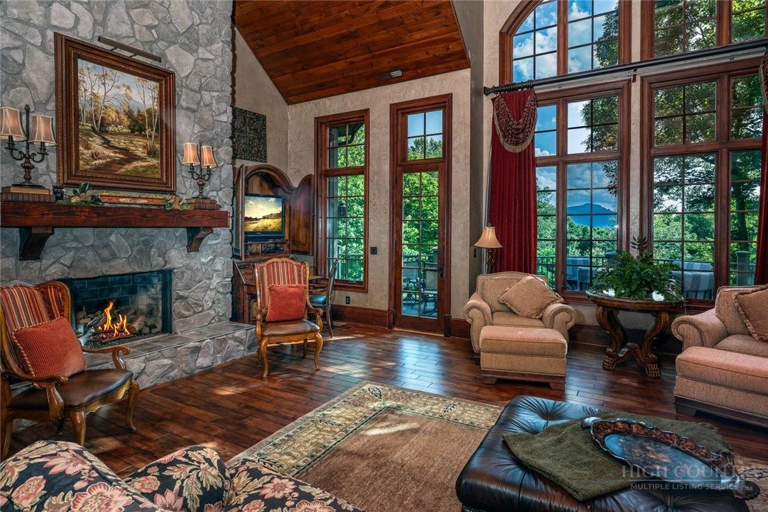 Image number 13 for the current listing