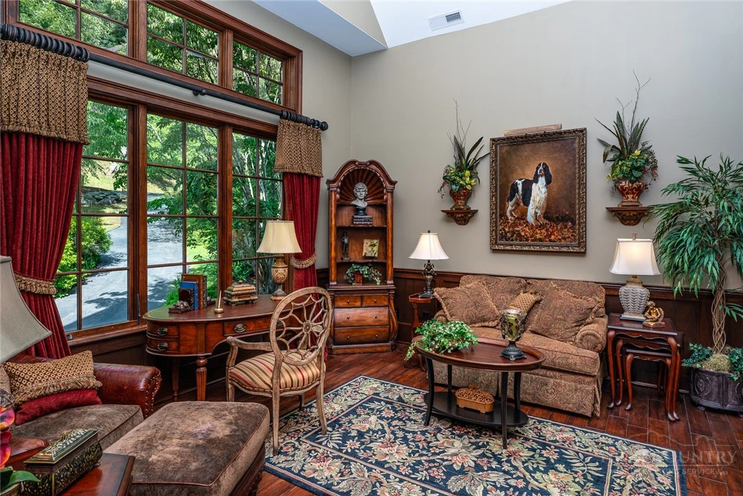 Image number 18 for the current listing