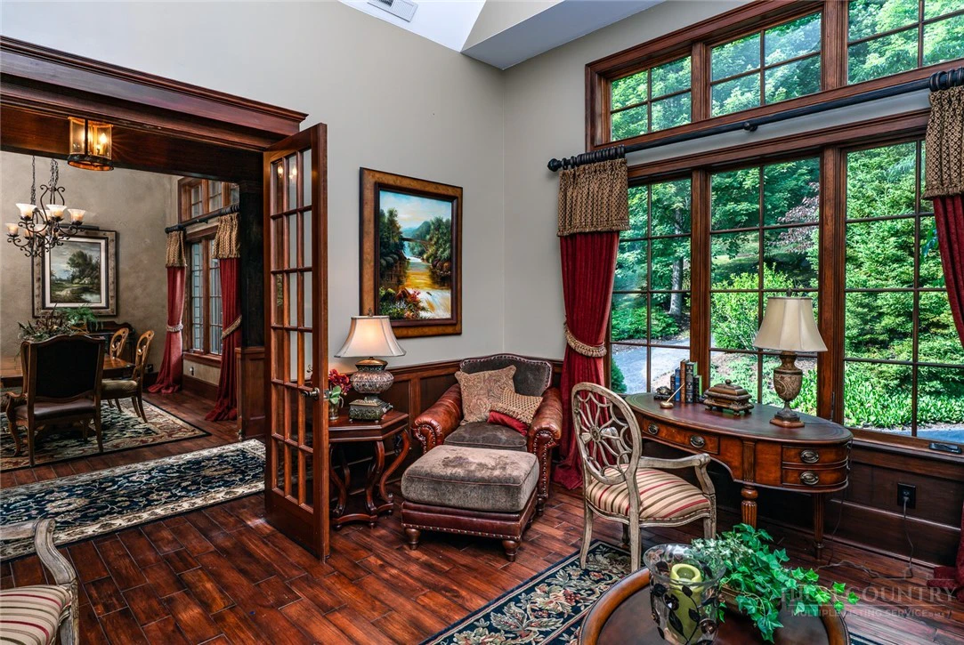 Image number 14 for the current listing