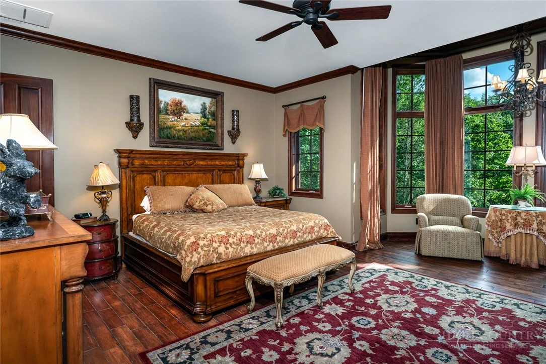 Image number 19 for the current listing