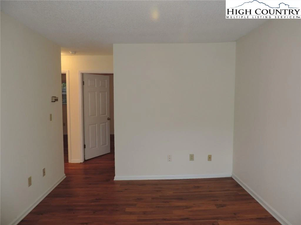 Image number 1 for the current listing