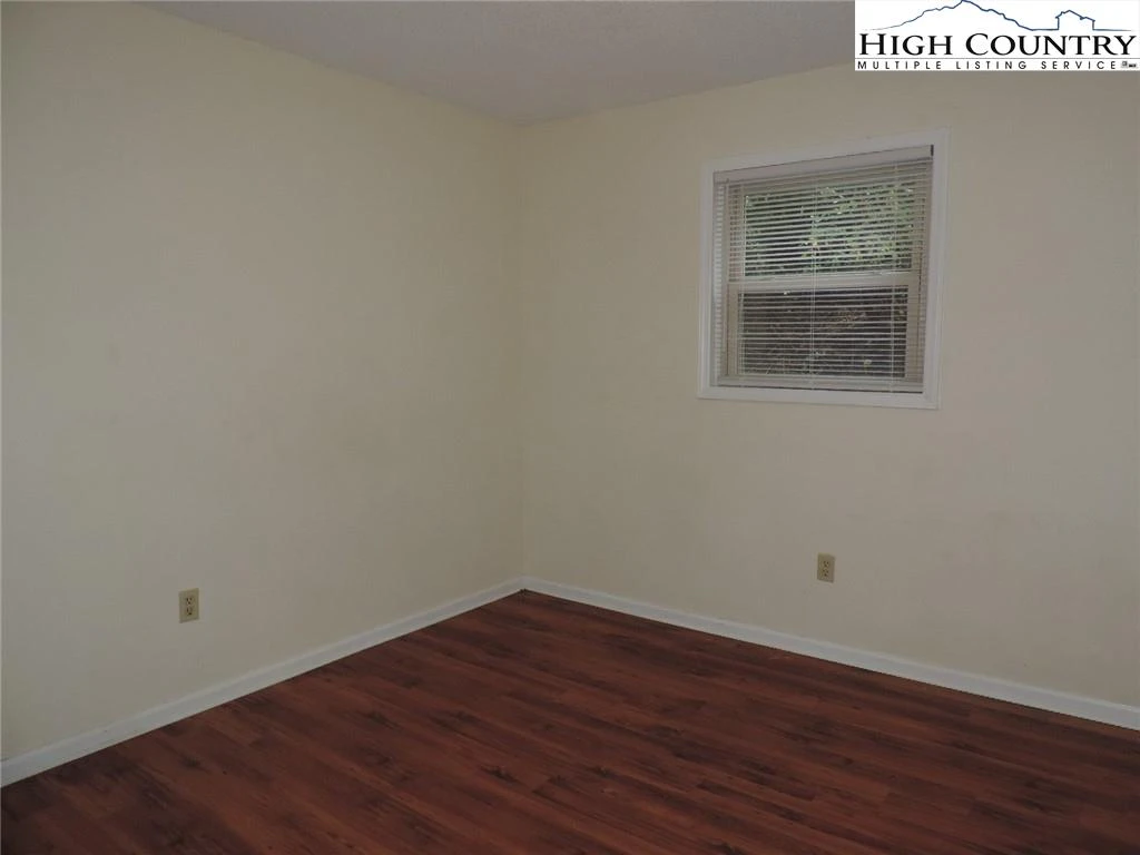 Image number 11 for the current listing