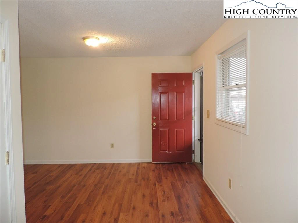Image number 4 for the current listing