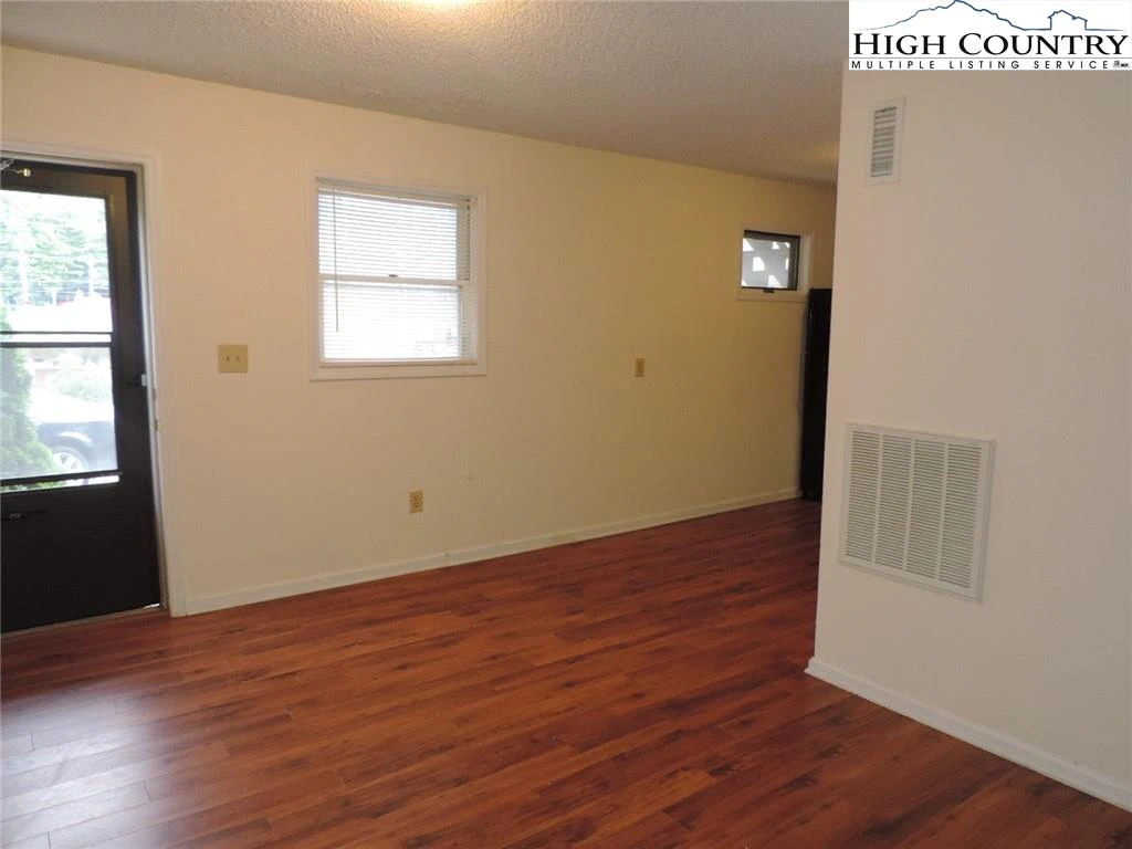 Image number 6 for the current listing