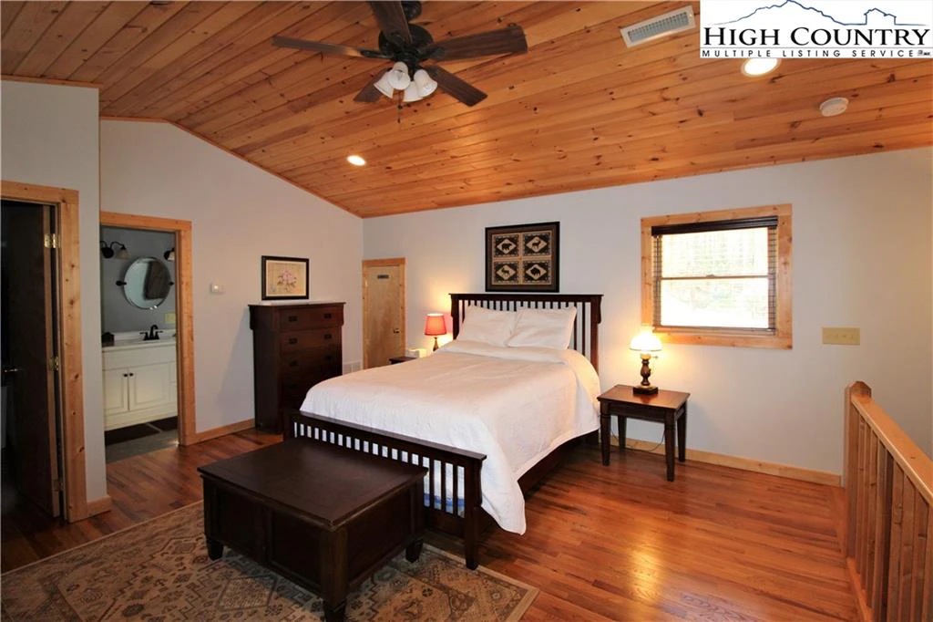 Image number 19 for the current listing