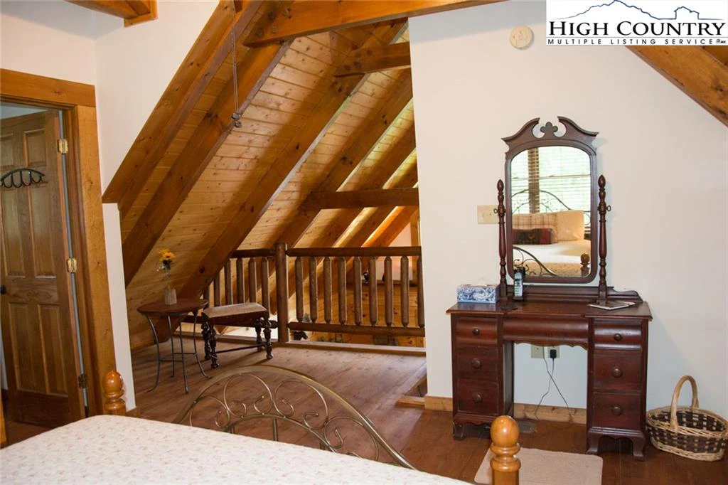 Image number 11 for the current listing