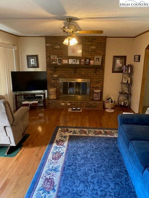 Image number 4 for the current listing