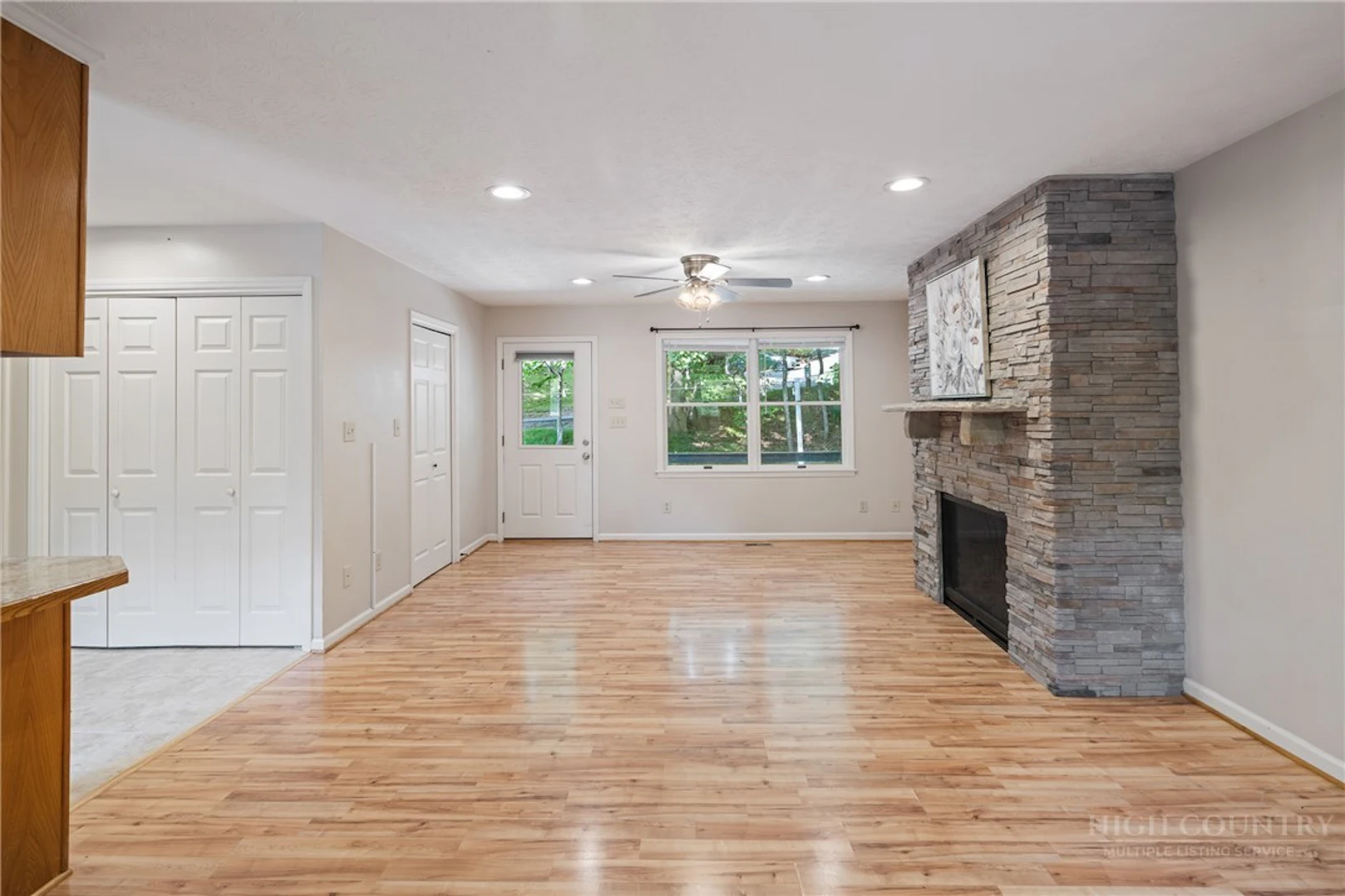Image number 14 for the current listing