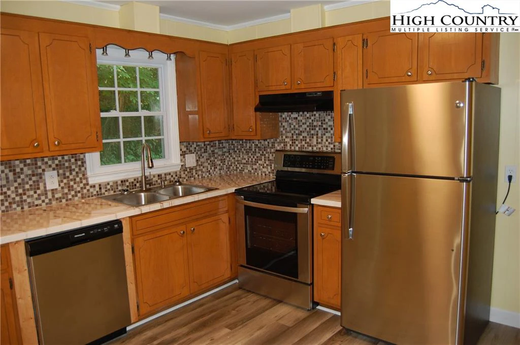 Image number 20 for the current listing
