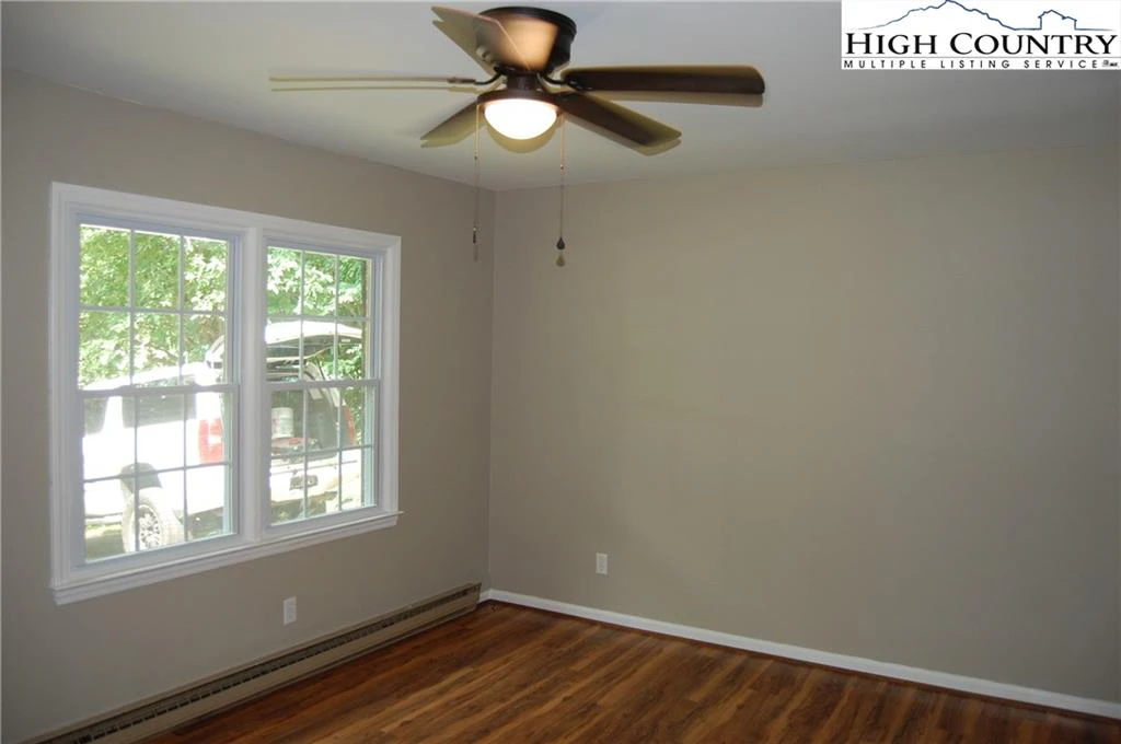 Image number 2 for the current listing