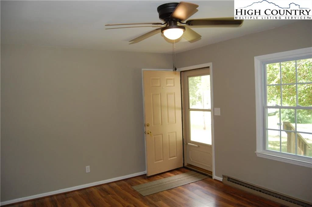 Image number 11 for the current listing