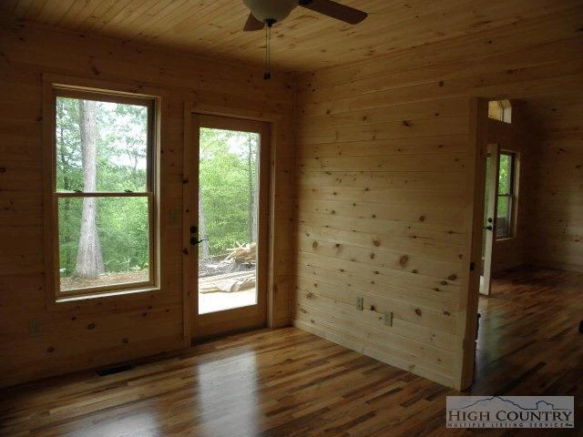 Image number 14 for the current listing