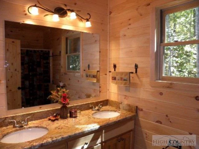 Image number 2 for the current listing