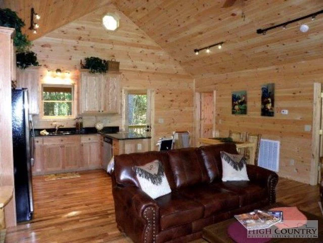 Image number 19 for the current listing