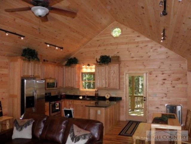 Image number 17 for the current listing