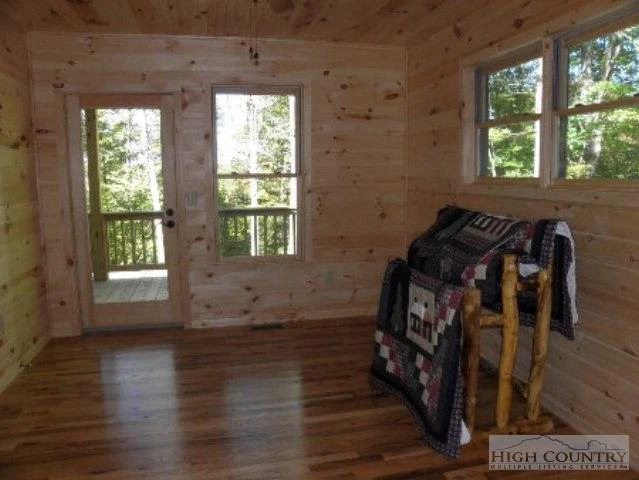 Image number 16 for the current listing