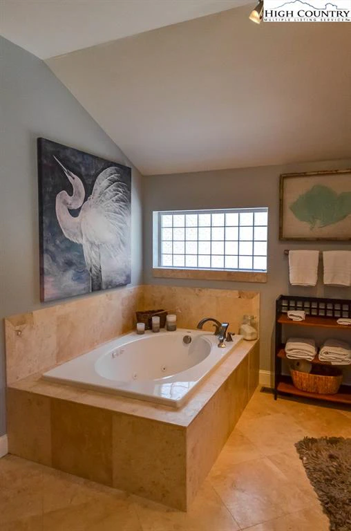 Image number 3 for the current listing