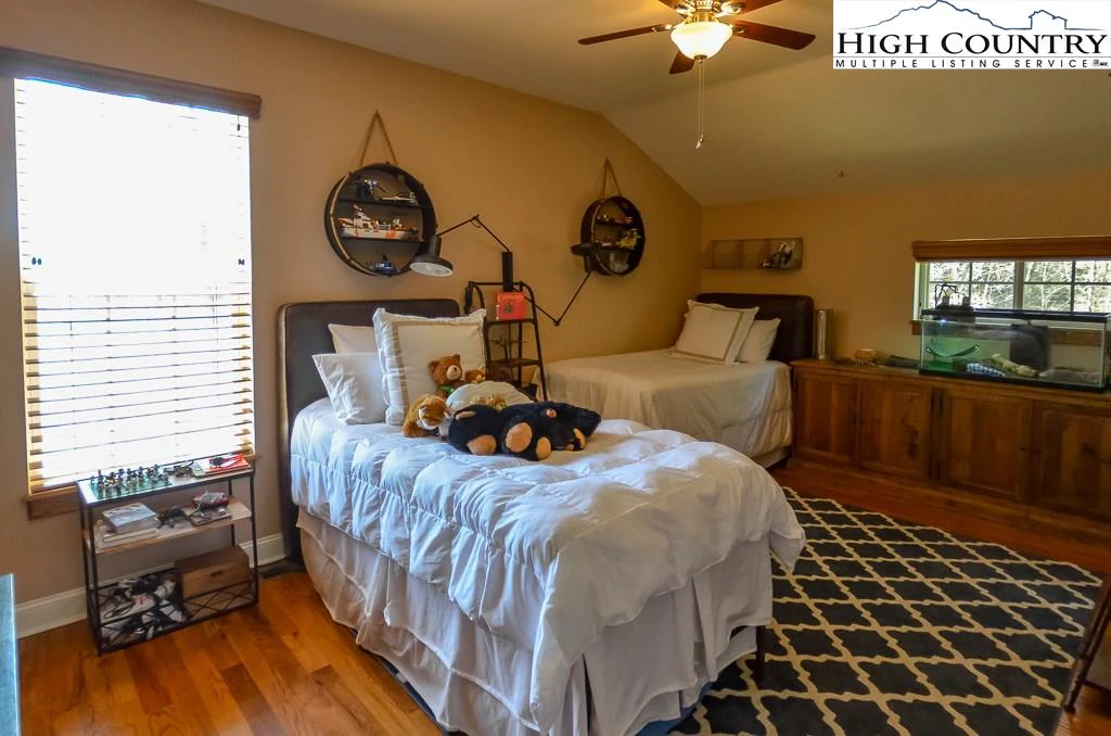 Image number 5 for the current listing