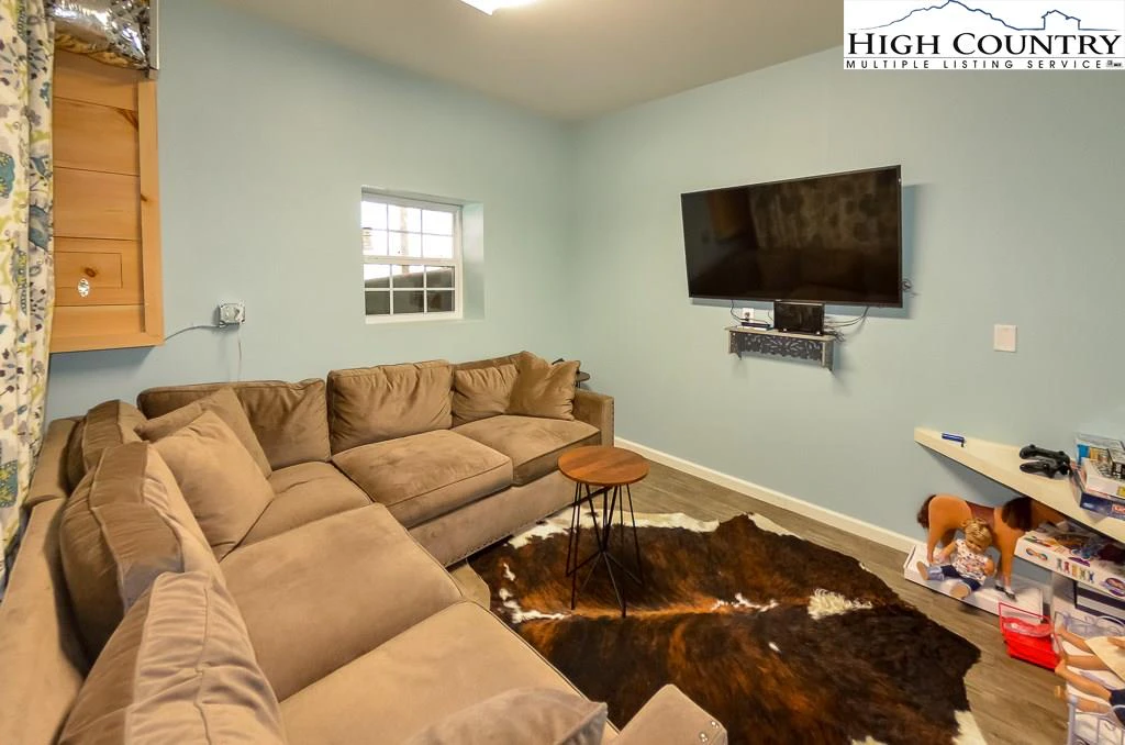 Image number 11 for the current listing