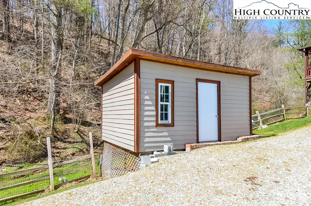 Image number 14 for the current listing