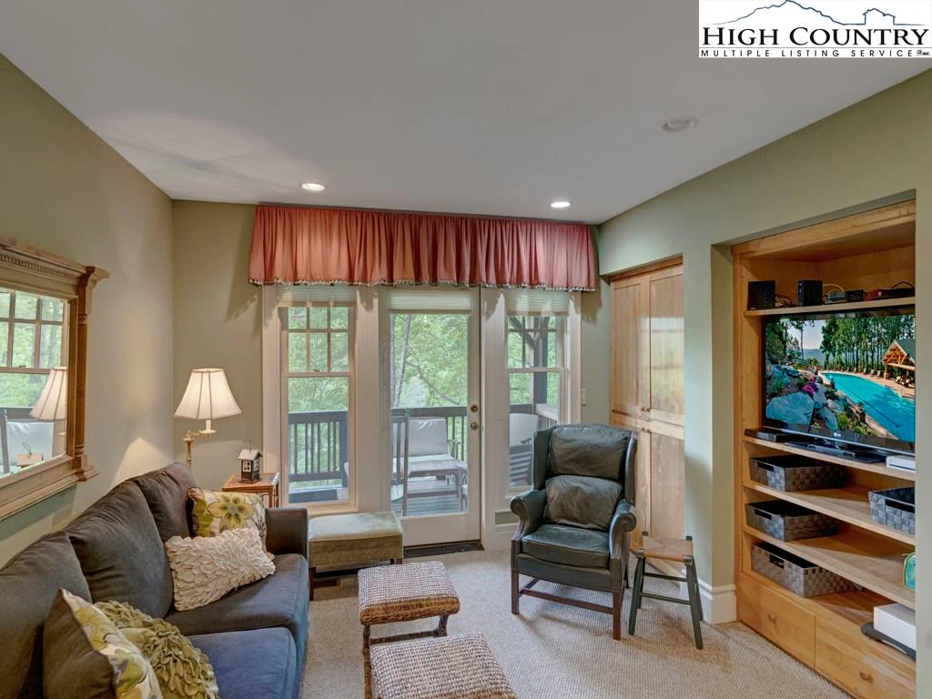 Image number 12 for the current listing