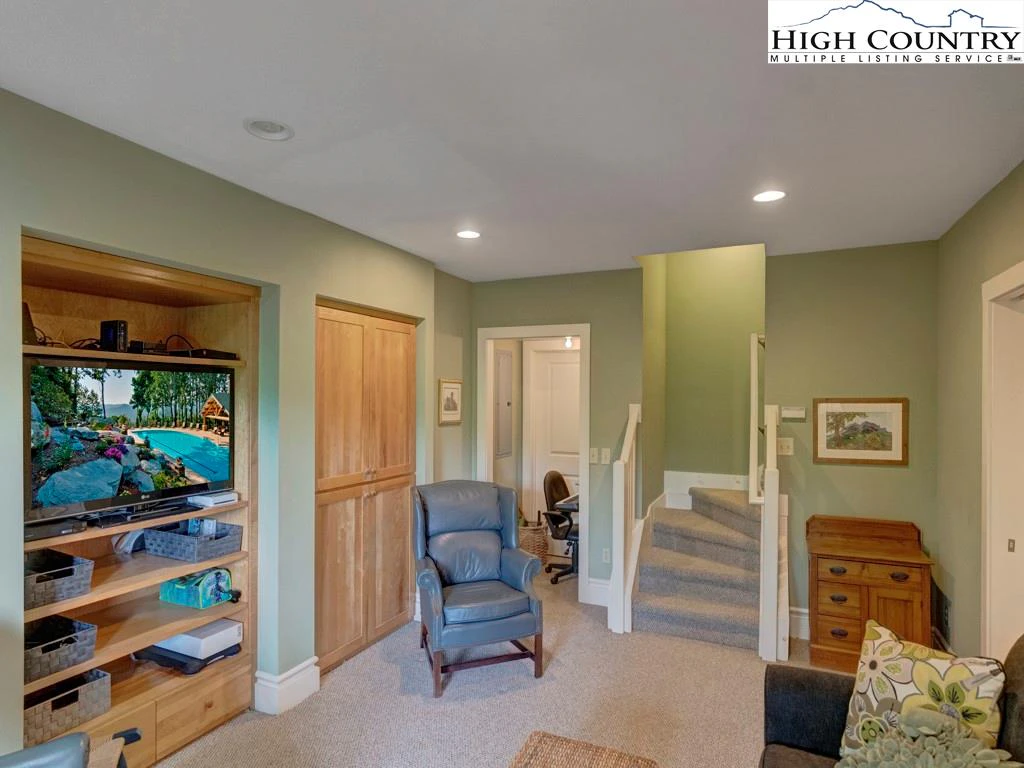 Image number 11 for the current listing