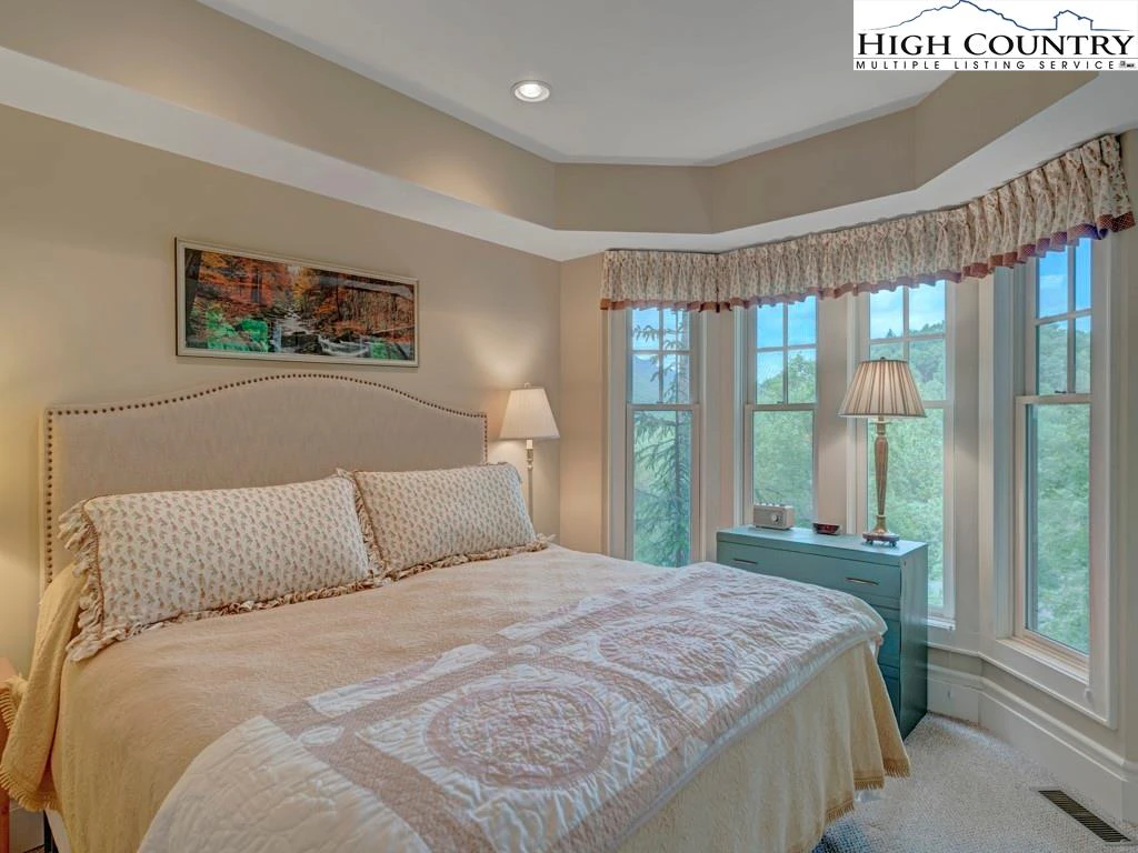 Image number 9 for the current listing