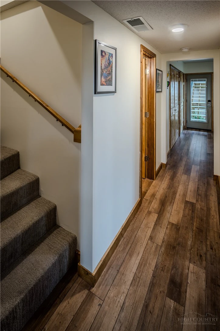 Image number 9 for the current listing