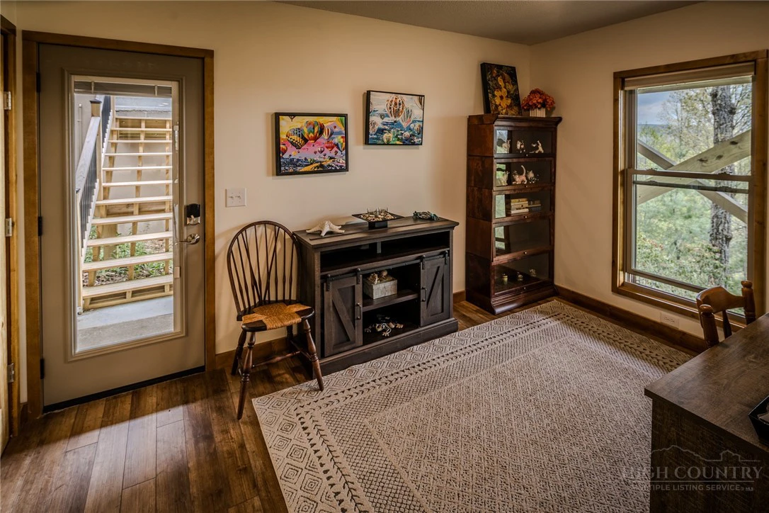 Image number 15 for the current listing