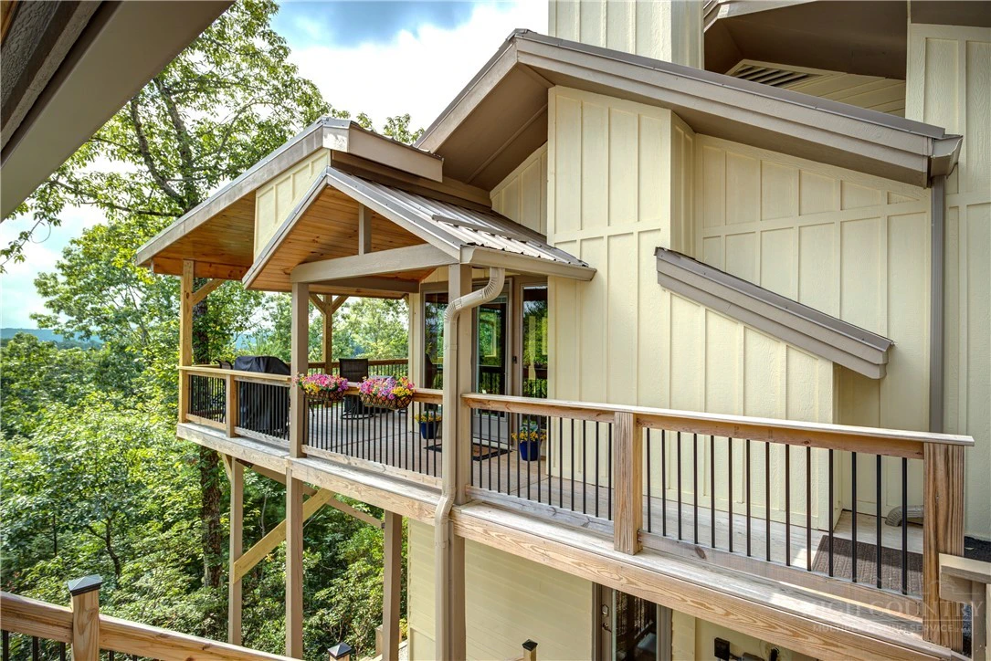 Image number 1 for the current listing