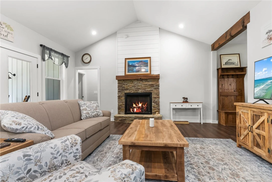 Image number 9 for the current listing