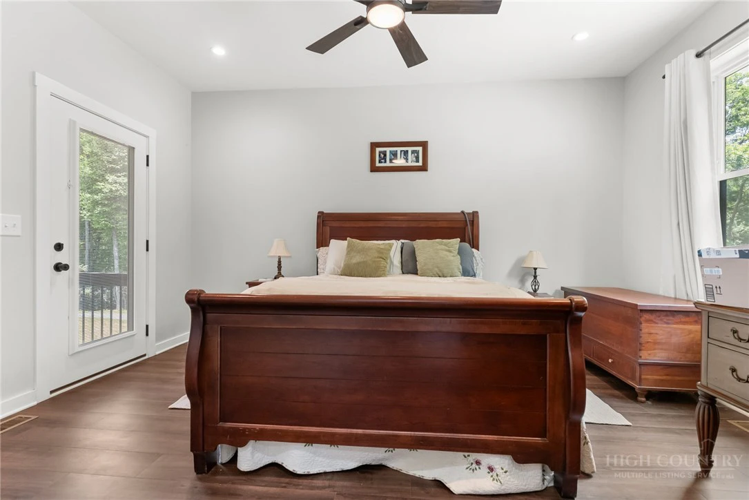 Image number 18 for the current listing