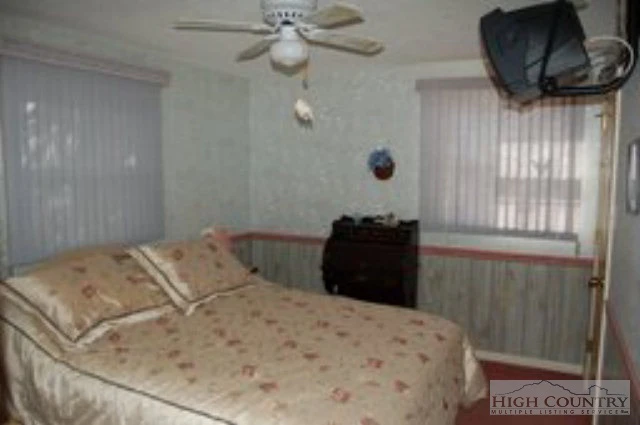 Image number 14 for the current listing