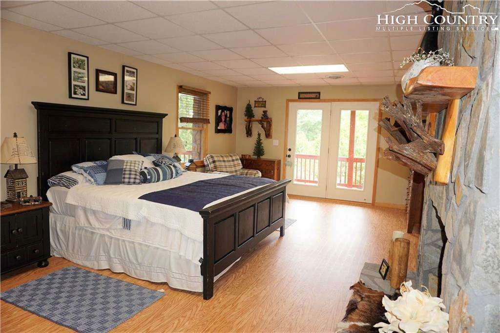 Image number 4 for the current listing