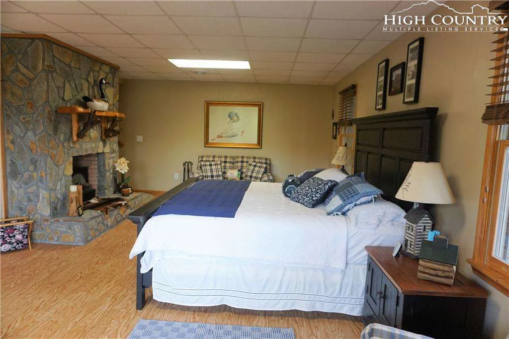 Image number 6 for the current listing