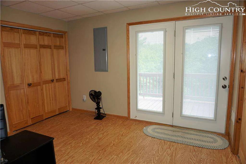 Image number 9 for the current listing