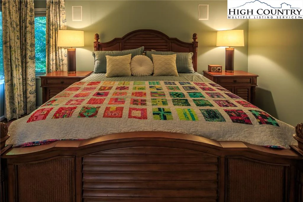 Image number 3 for the current listing